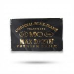 Etiqueta retangular de Zetex preta com o logotipo e detalhes da marca Max Denim Jeans gravados em hot stamping dourado brilhante.