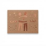Etiqueta retangular de Zetex bege com o logotipo da marca Cantão gravado em hot stamping marrom escuro.
