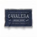 Etiqueta retangular de Zetex marrom com textura de efeito amassado e estampa em silk screen. Marca Cavalera