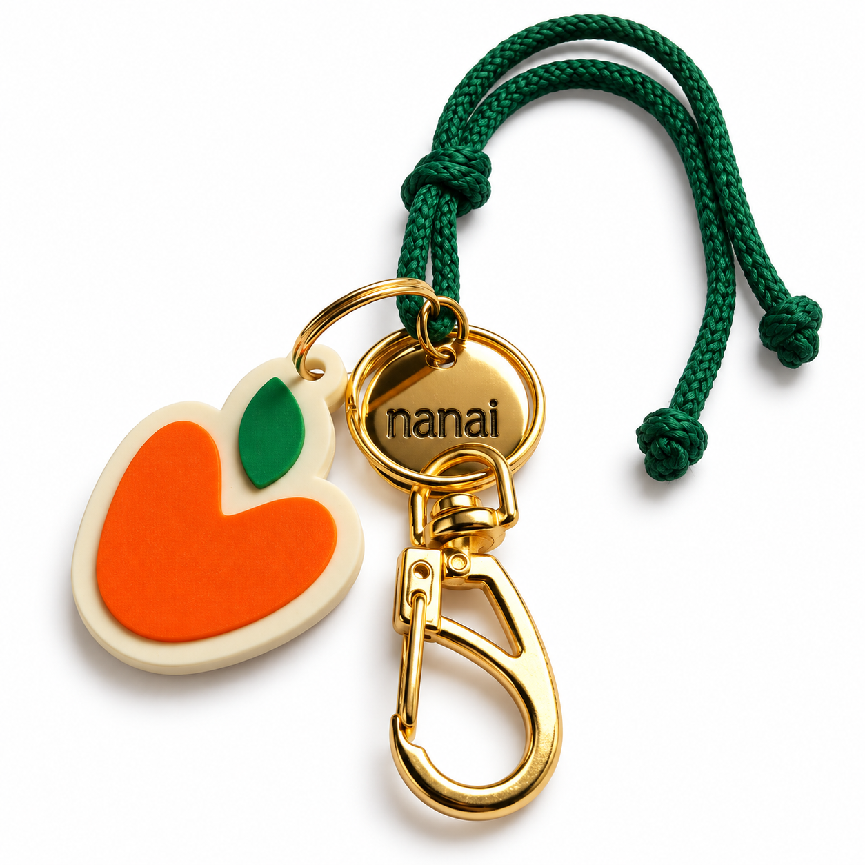 Chaveiro personalizado em metal dourado com cordão de tecido verde, argola no topo, fecho mosquetão e pingente em formato de fruta laranja com folha verde.