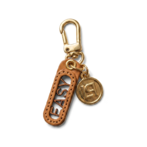 Chaveiro personalizado em couro sintético castanho com formato vazado, argola metálica no topo e pequenos pingentes metálicos decorativos pendurados.