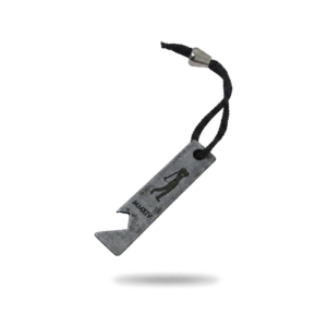 Chaveiro personalizado em metal com função de abridor de garrafa e cordão de tecido preto acoplado.