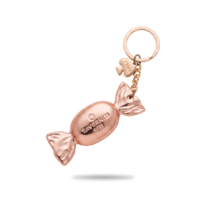 Chaveiro personalizado em metal com acabamento em tom de cobre, argola no topo e aplique em formato de bala com detalhe decorativo.
