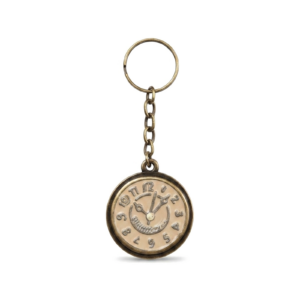 Chaveiro personalizado em metal com acabamento em tom de cobre, argola no topo e aplique em formato de relógio com detalhe em resina bege.