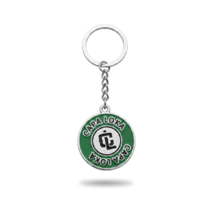 Chaveiro personalizado redondo em metal prateado, com argola no topo e aplique circular resinado em tons de verde e branco.