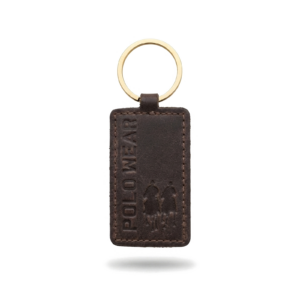 Chaveiro personalizado em formato retangular feito de couro sintético escuro com costura pespontada nas bordas e argola metálica no topo.